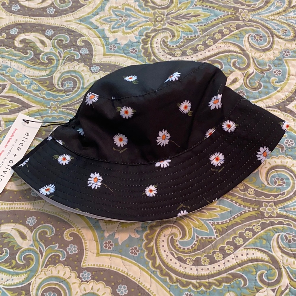 NWT Alice + Olivia bucket hat